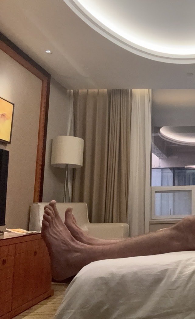 Another hotel, another reminder that the world wasn’t built for giants. 😅 Full image and behind-the-scenes content on Patreon. Link in here. https://www.patreon.com/posts/most-people-have-159629861?utm_medium=clipboard_copy&utm_source=copyLink&utm_c