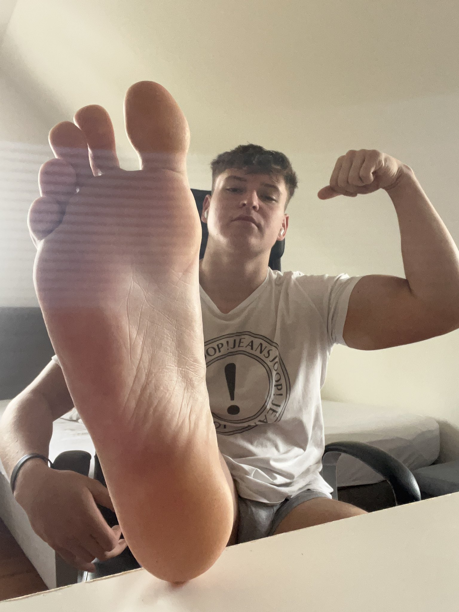 Muscles, feet, bulge😈@CashMastersRT @YoungMasterRT @rt_slave_ma @Retweet4Masters @RtCashmaster @FindomDebtGod @Rtsub_Jmoore @RT4Master 