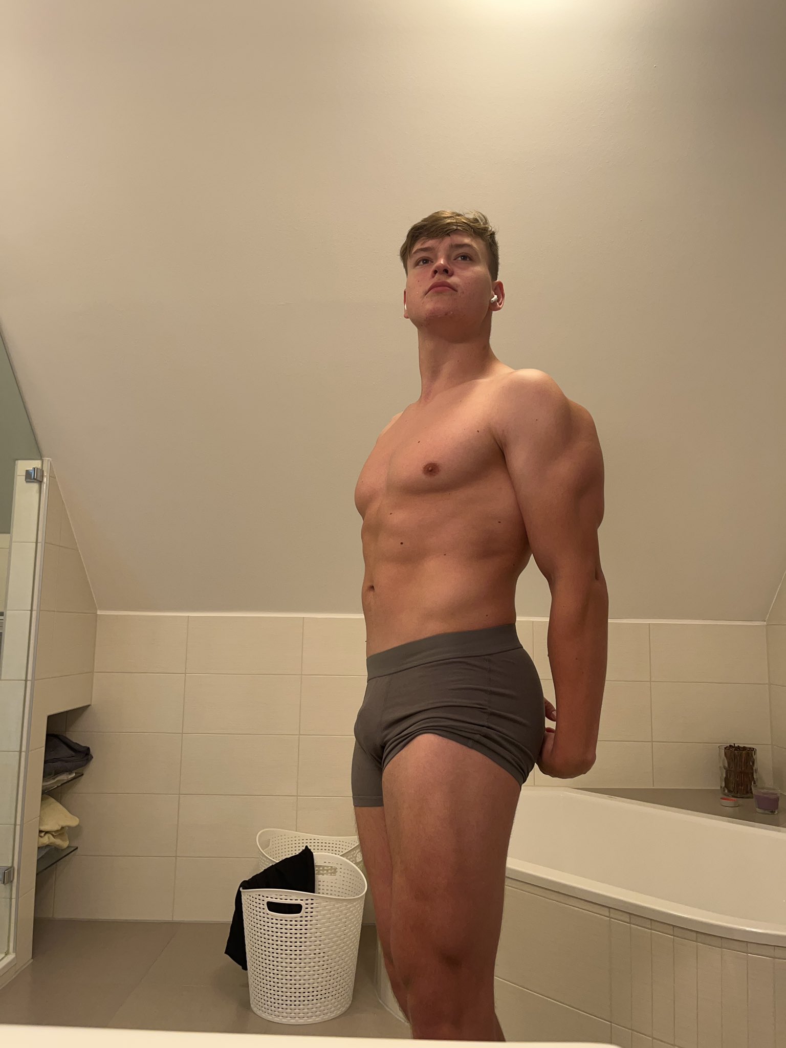 New muscle worship video on http://onlyfans.com/bacherhot 😈 