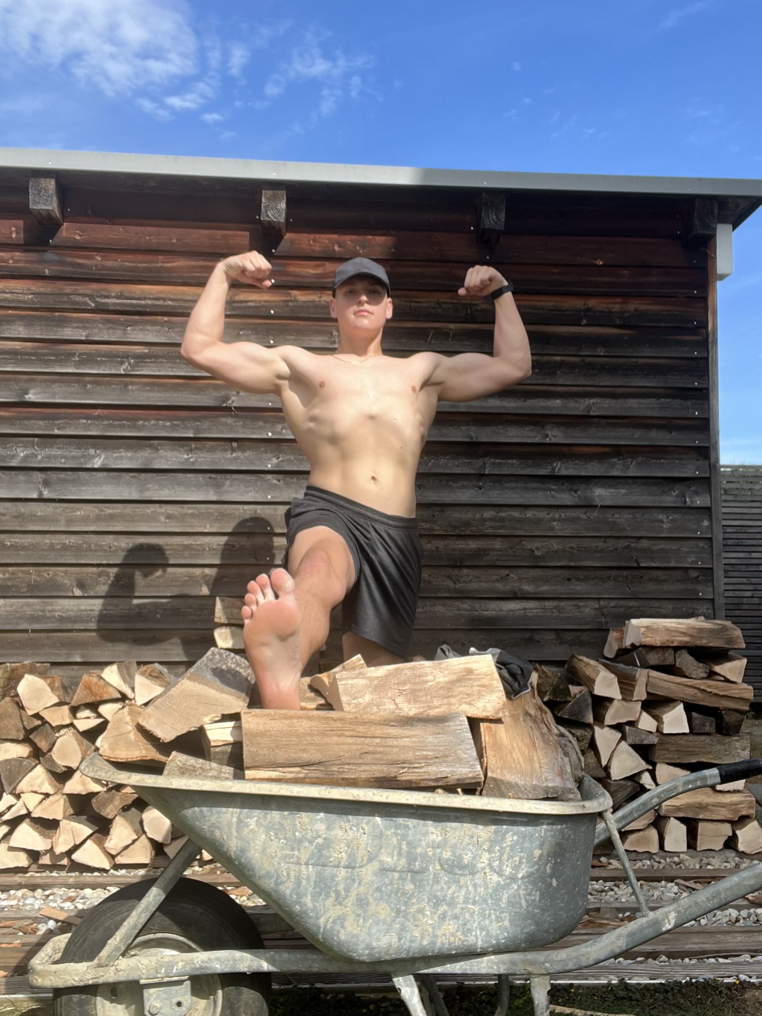 Imagine the smell of my feet after hours of woodwork http://onlyfans.com/bacherhot😈 