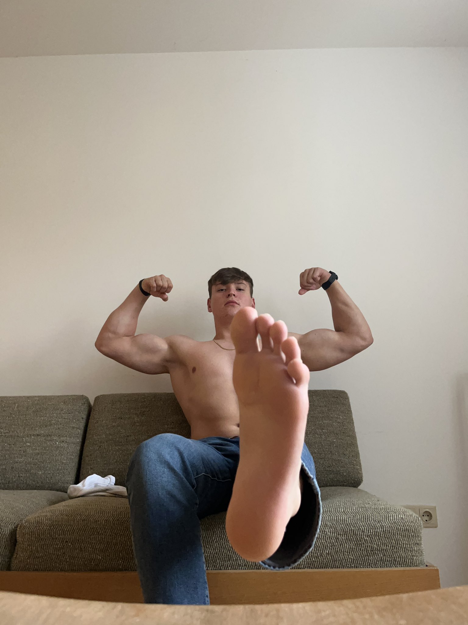 Huge feet, big arms, arrogant look - your cashpussy starts dripping😈http://onlyfans.com/bacherhot🤑 
