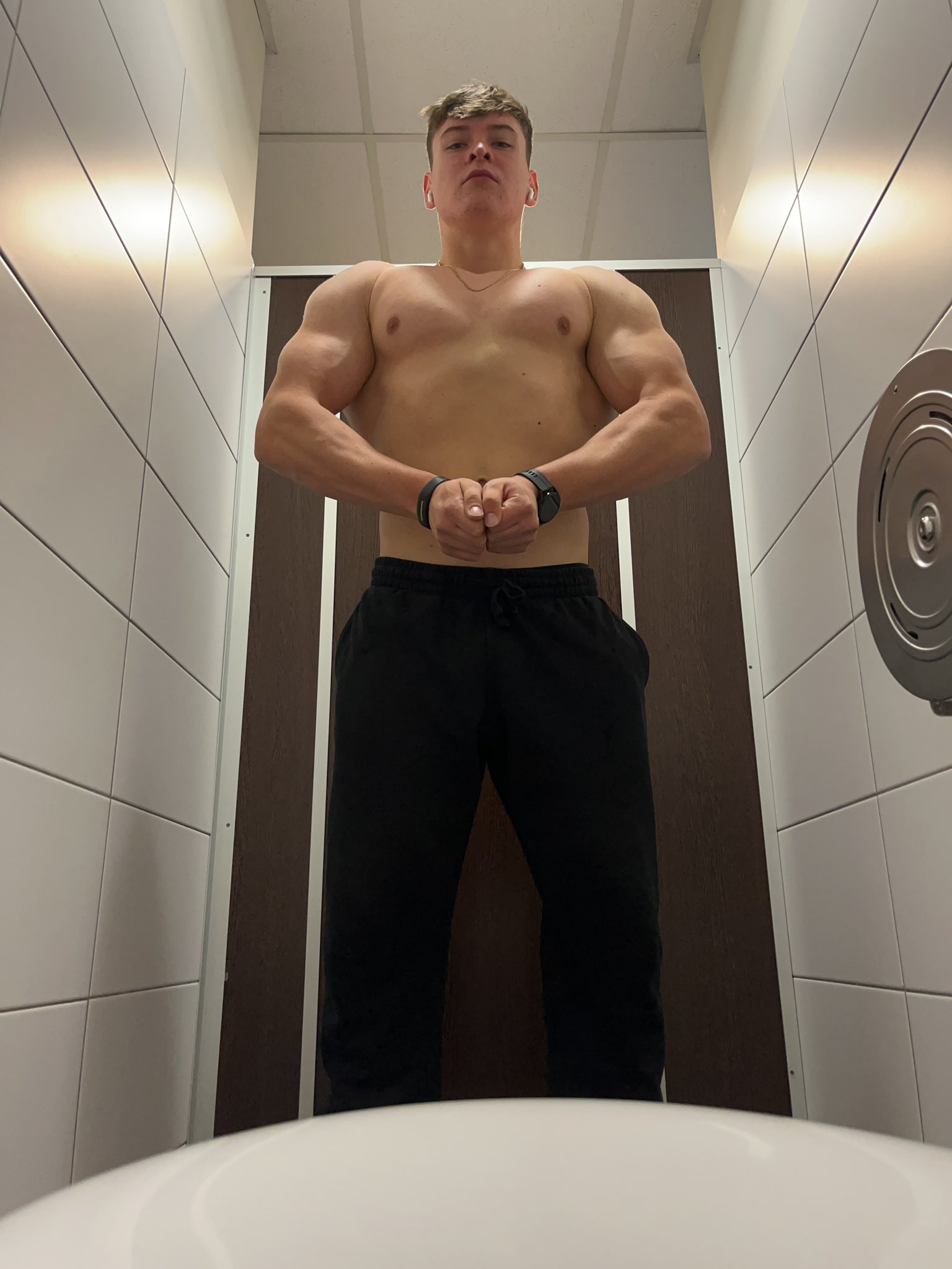 My strong legs rapped around your head, everytime i squeeze them your wallet gets drained🤑😈 New muscle worship clip on http://onlyfans.com/bacherhot 