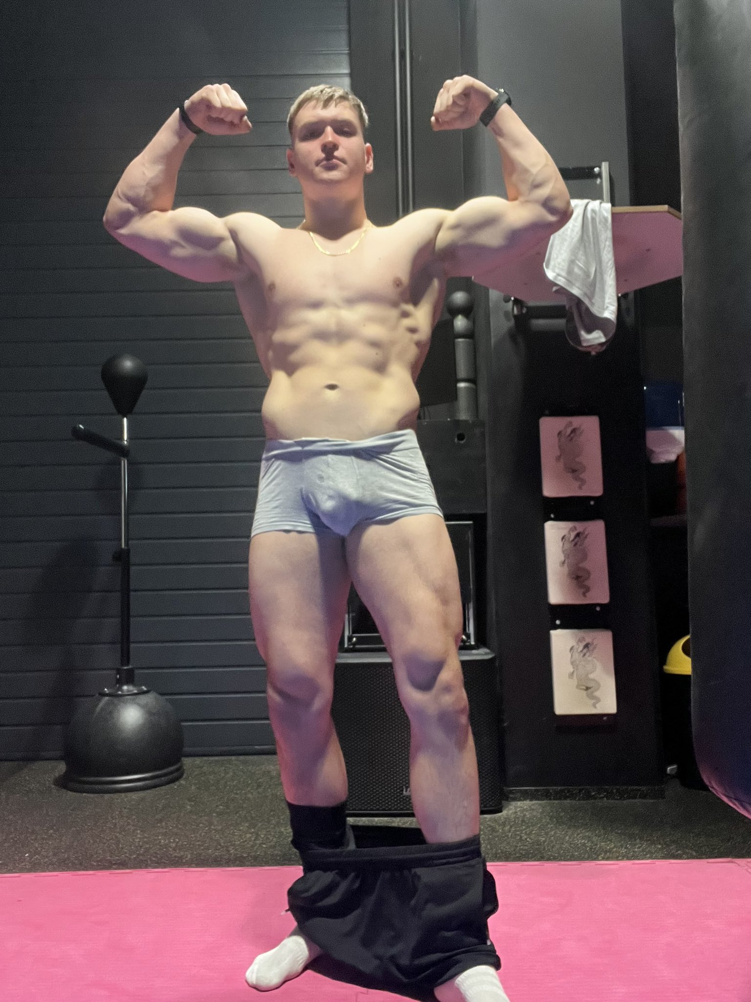 You don’t know where you should look? Let me take control, look at my bulge, obey and pay🤑 😈 Subscribe your alpha on http://onlyfans.com/bacherhot 😈 