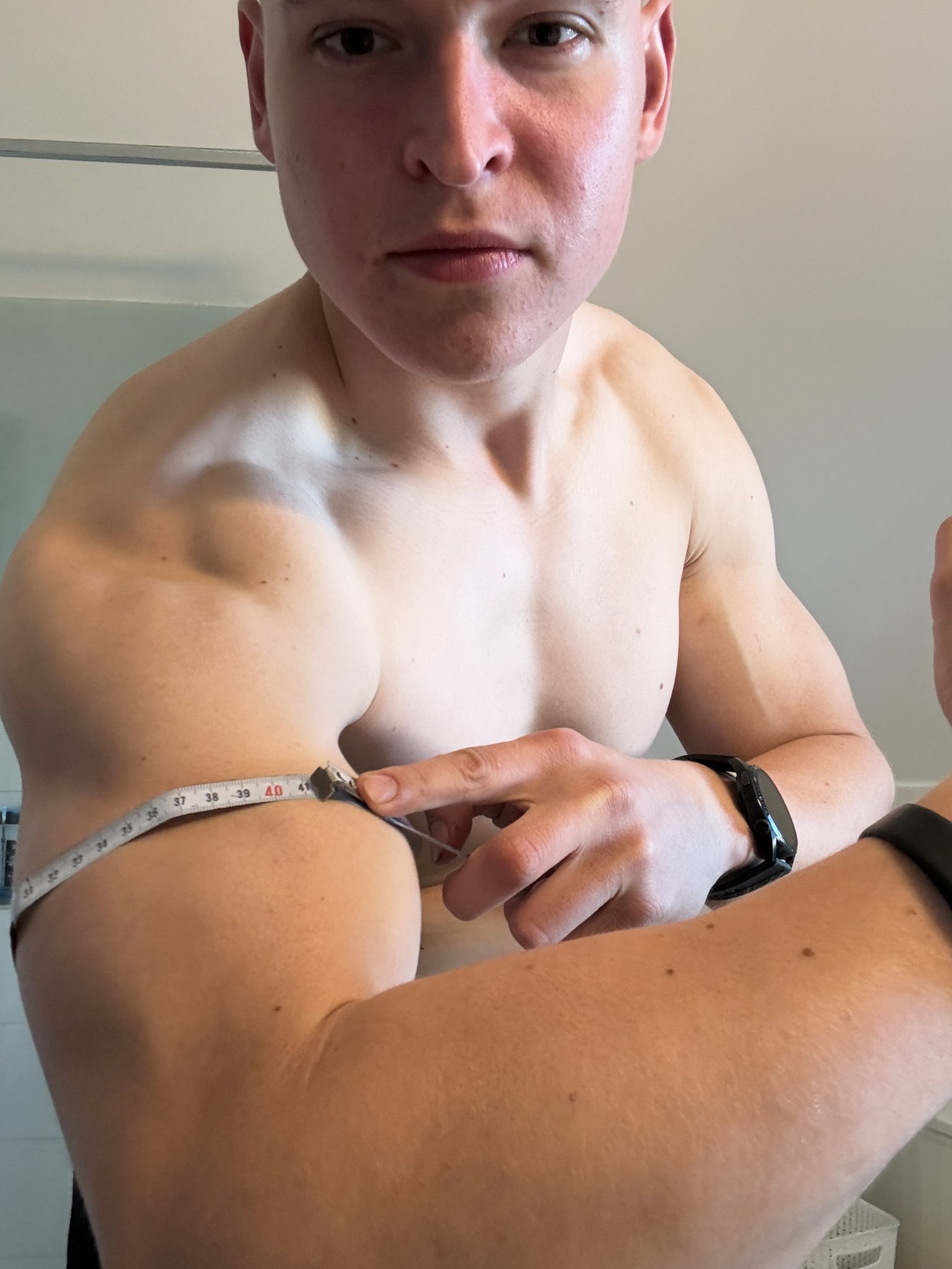 @germgaymen99 This sub didnt serve me for a looong time now. After a hard sweaty workout he could't resist the smell of my armpits and boxershorts and got down on his knees for me😈 That bicep measures 41cm and you @germgaymen99 will pay 1€ for every