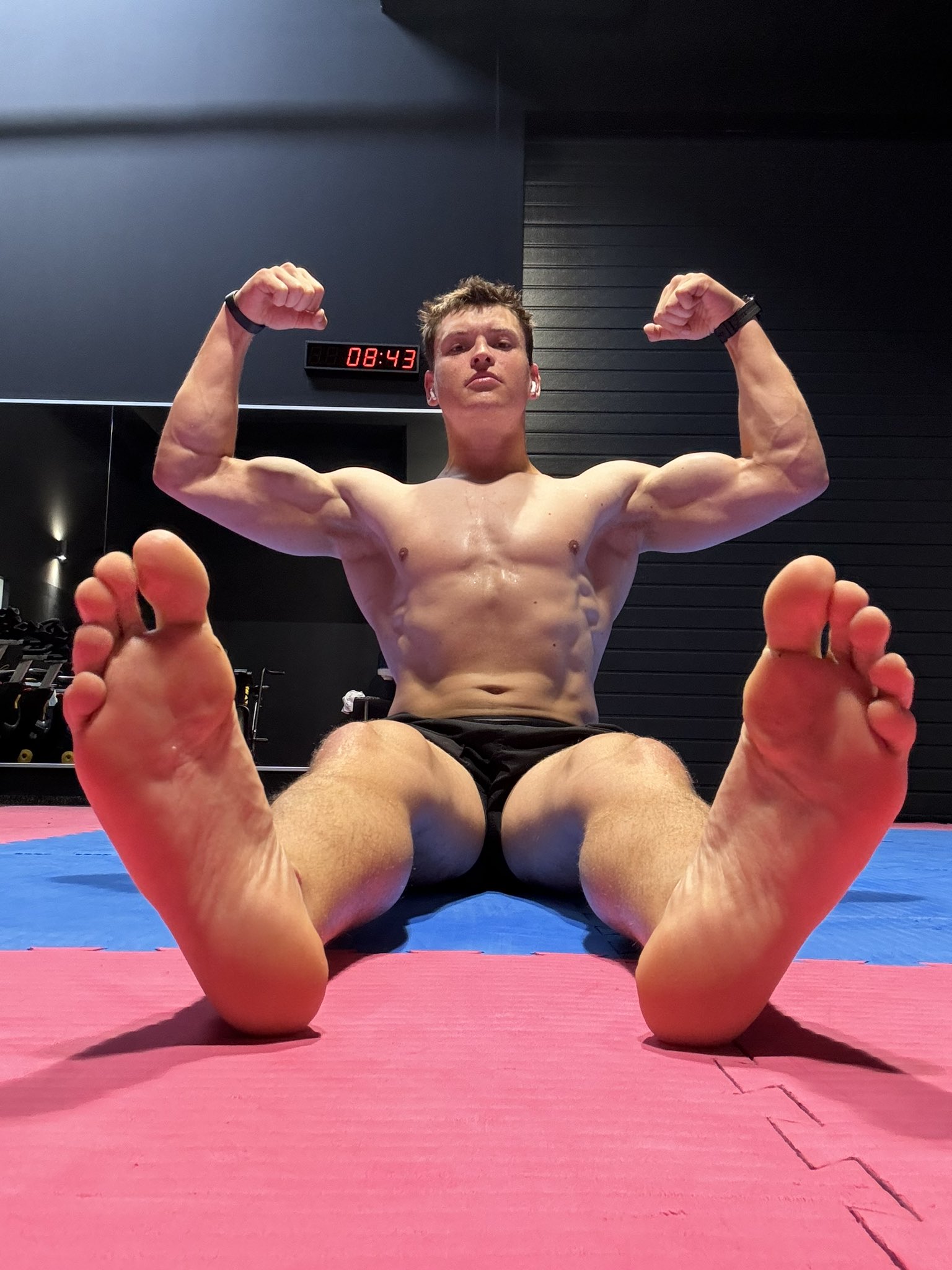 Feeling so powerful after my friday morning session🤑 😈 Subscribe your alpha on http://onlyfans.com/bacherhot 😈 
