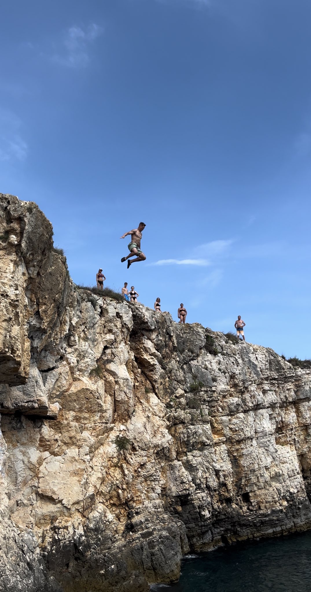 i jump from a 15m cliff, you send a 15€ tribute 