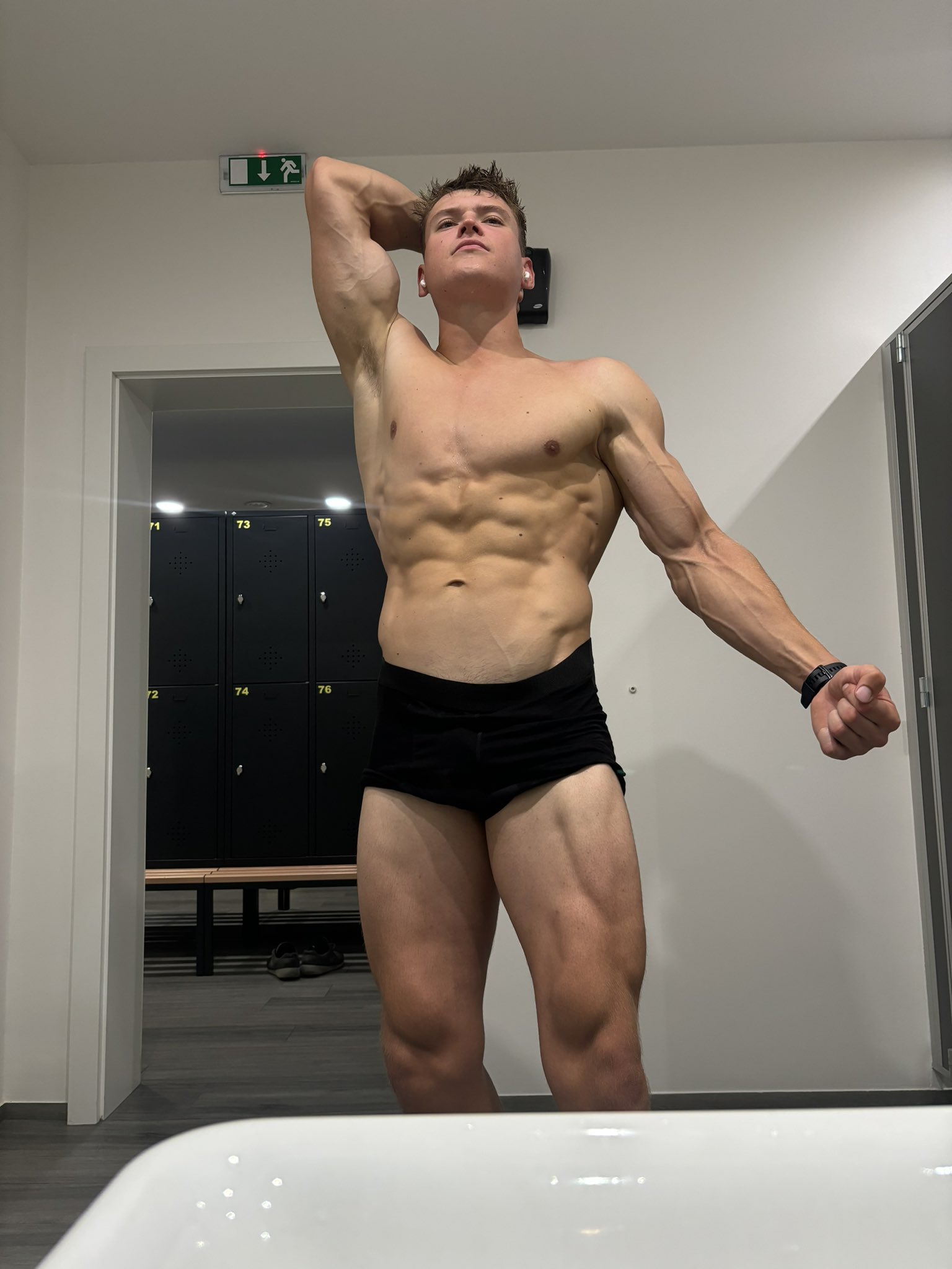 9 minutes left to help me drain @germgaymen99 He is so weak for my body and mindgames Vote in the poll! 