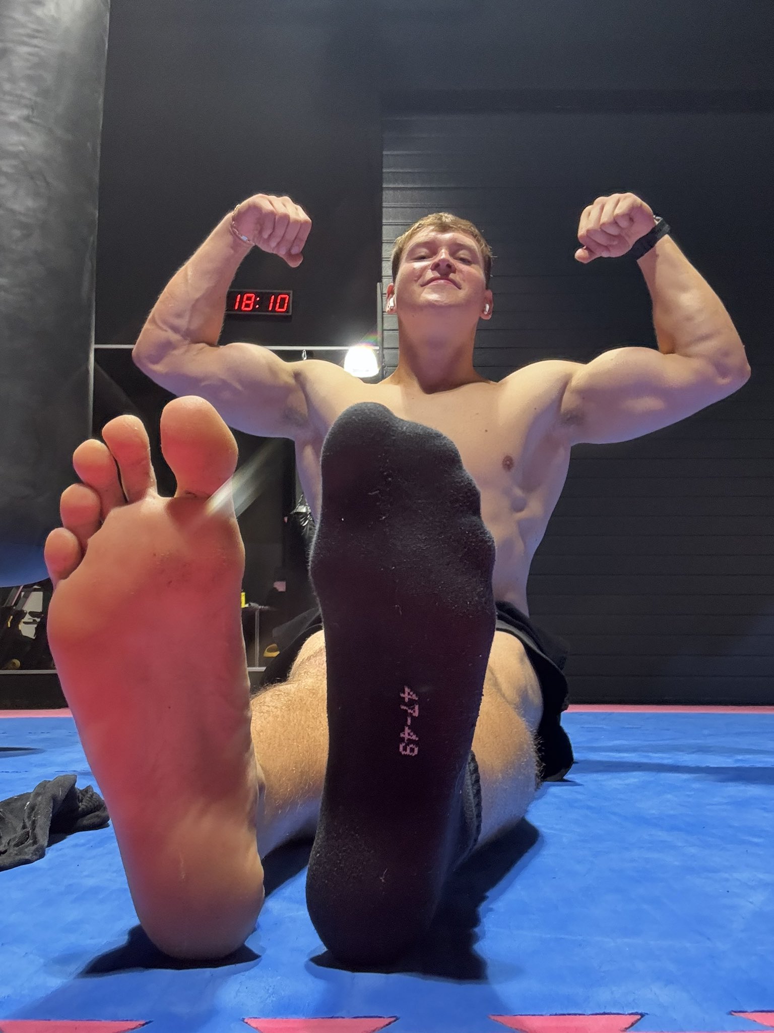you ask why i smile all the time? easy answer😂 how couldn't I when there are bitchboys sucking my toes and laying cash to my feet🤑 😈Subscribe your alpha on http://onlyfans.com/bacherhot 😈 