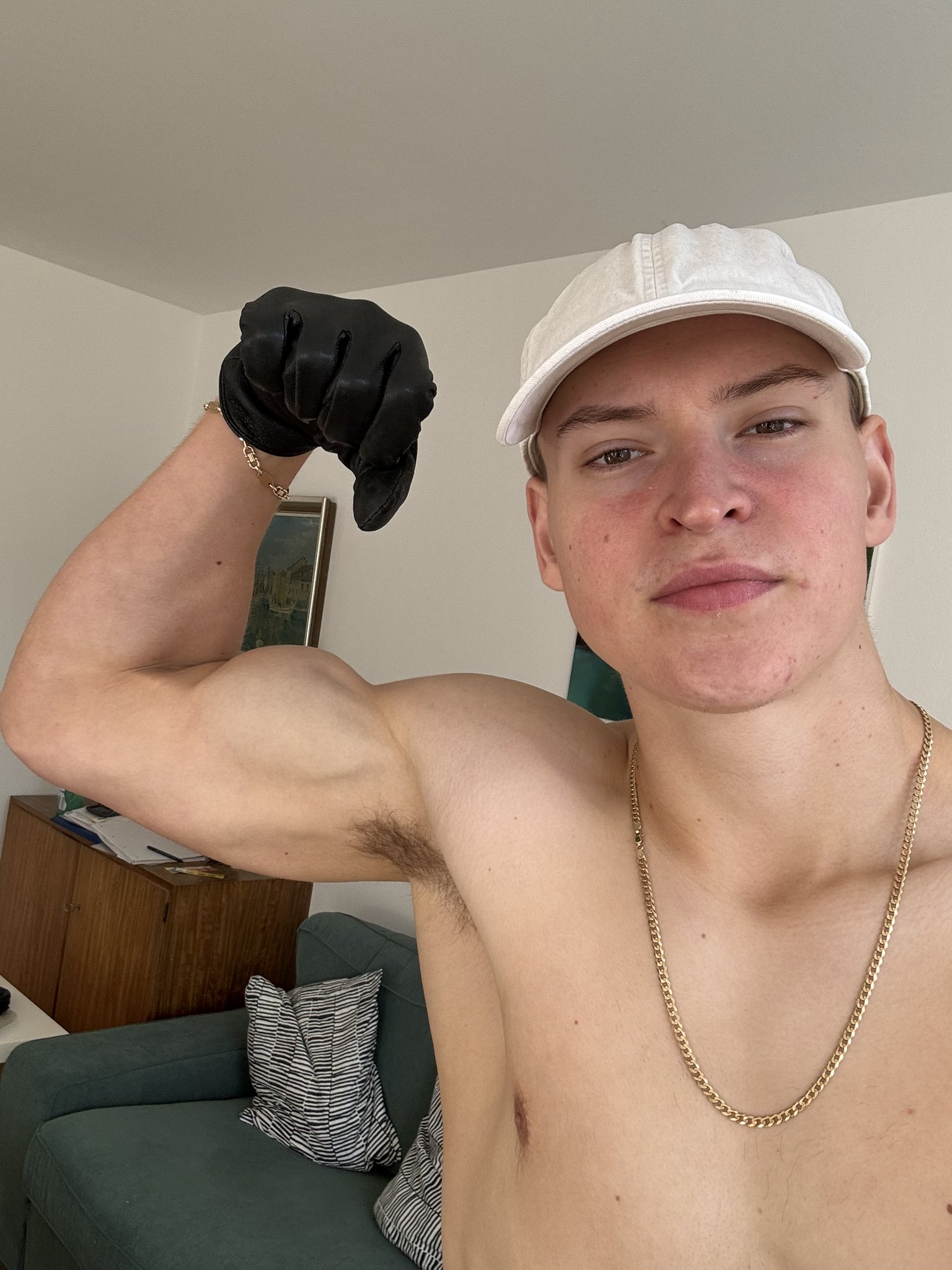 look at that bicep😈 