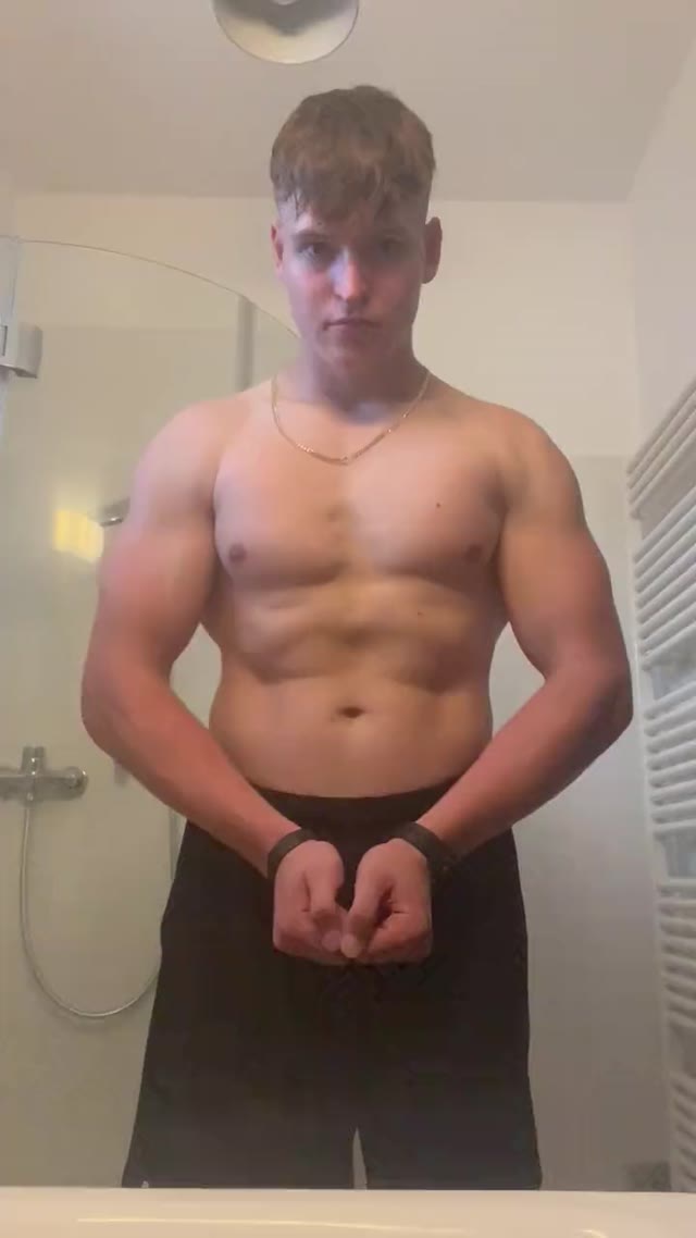 My bouncing pecs are hypnotic🤑😵‍💫http://onlyfans.com/bacherhot😈 