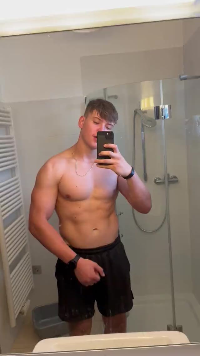 Squeezing out your money with my pumped arms http://onlyfans.com/bacherhot😈🤑 