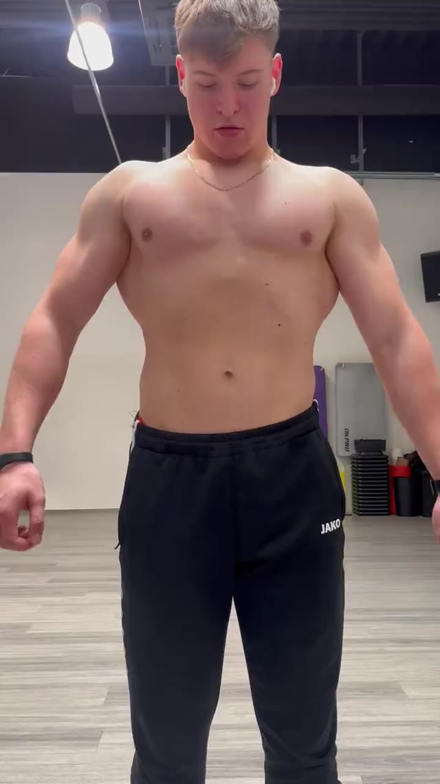Freaky chest and shoulder pump. Watch my bouncing pecs and round shoulders and fall deep😈 http://onlyfans.com/bacherhot🤑 