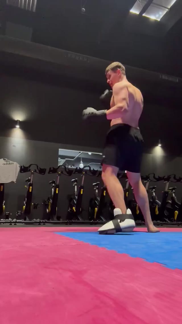 Saturday morning session. feet and muscles need a massage afterwards, any volunteers? 😈 Subscribe your alpha on http://onlyfans.com/bacherhot 😈 