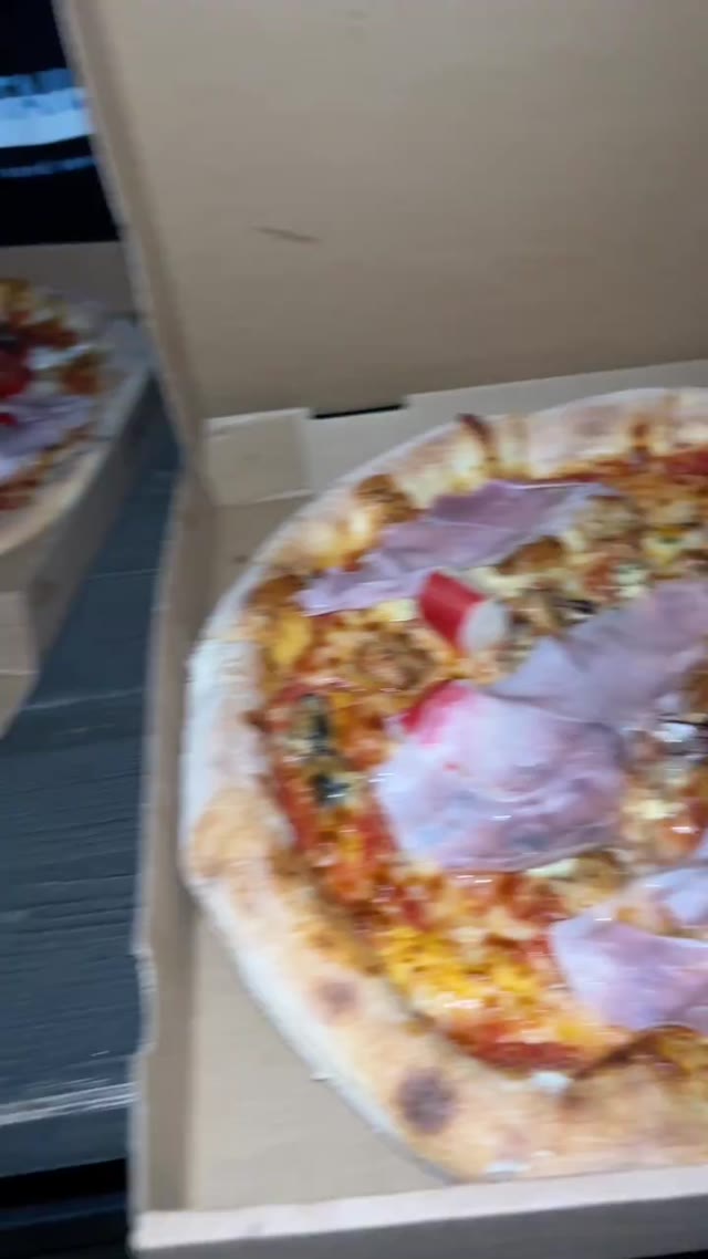 @Servant2424 und noch unsere pizzen+ getränke. 50 