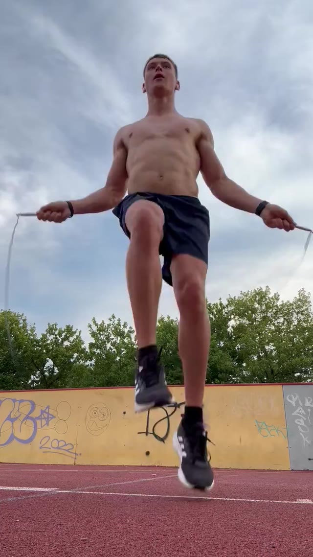 Look at my bouncing pecs and then take care over my sweaty feet🤑 😈 Subscribe your alpha on http://onlyfans.com/bacherhot 😈 