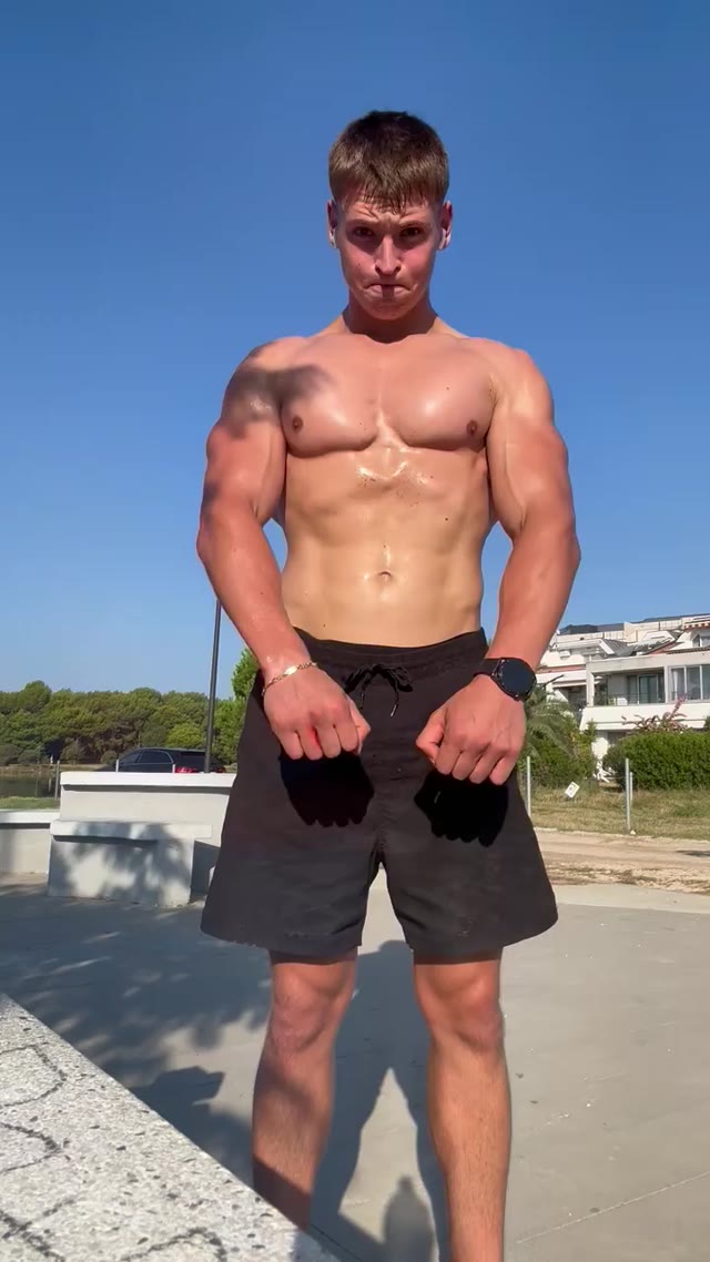 First vacation workout done🤑 Now i relax at the beach while your cash keeps coming to me😂😈 😈 Subscribe your alpha on http://onlyfans.com/bacherhot 😈 
