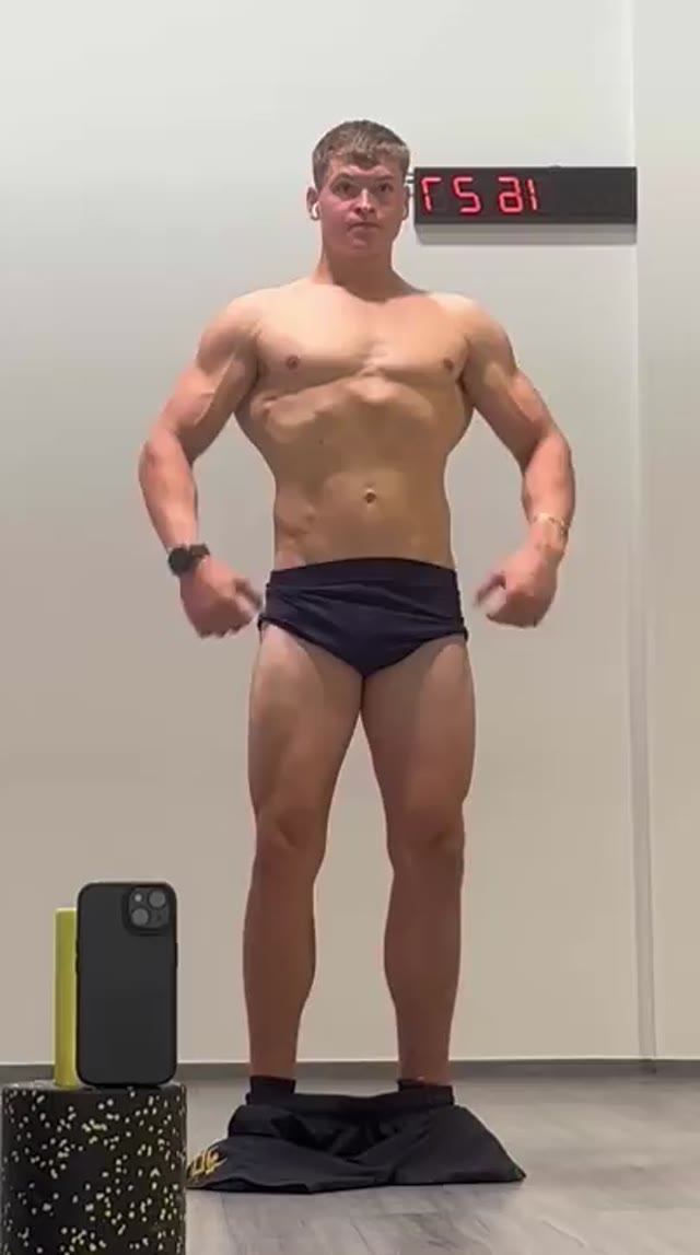 Thighs and abs is my favourite 😈 Subscribe your alpha on http://onlyfans.com/bacherhot 😈 