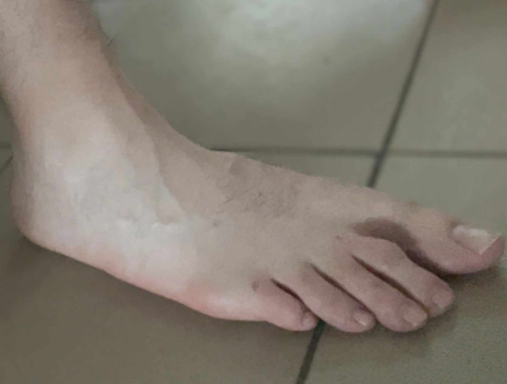Hey bro I noticed you looking at my huge bare feet under the table… is there something you’re trying to tell me? #hugefeet #hugemalefeet #giantfeet #footfetısh #bigmalefeet 