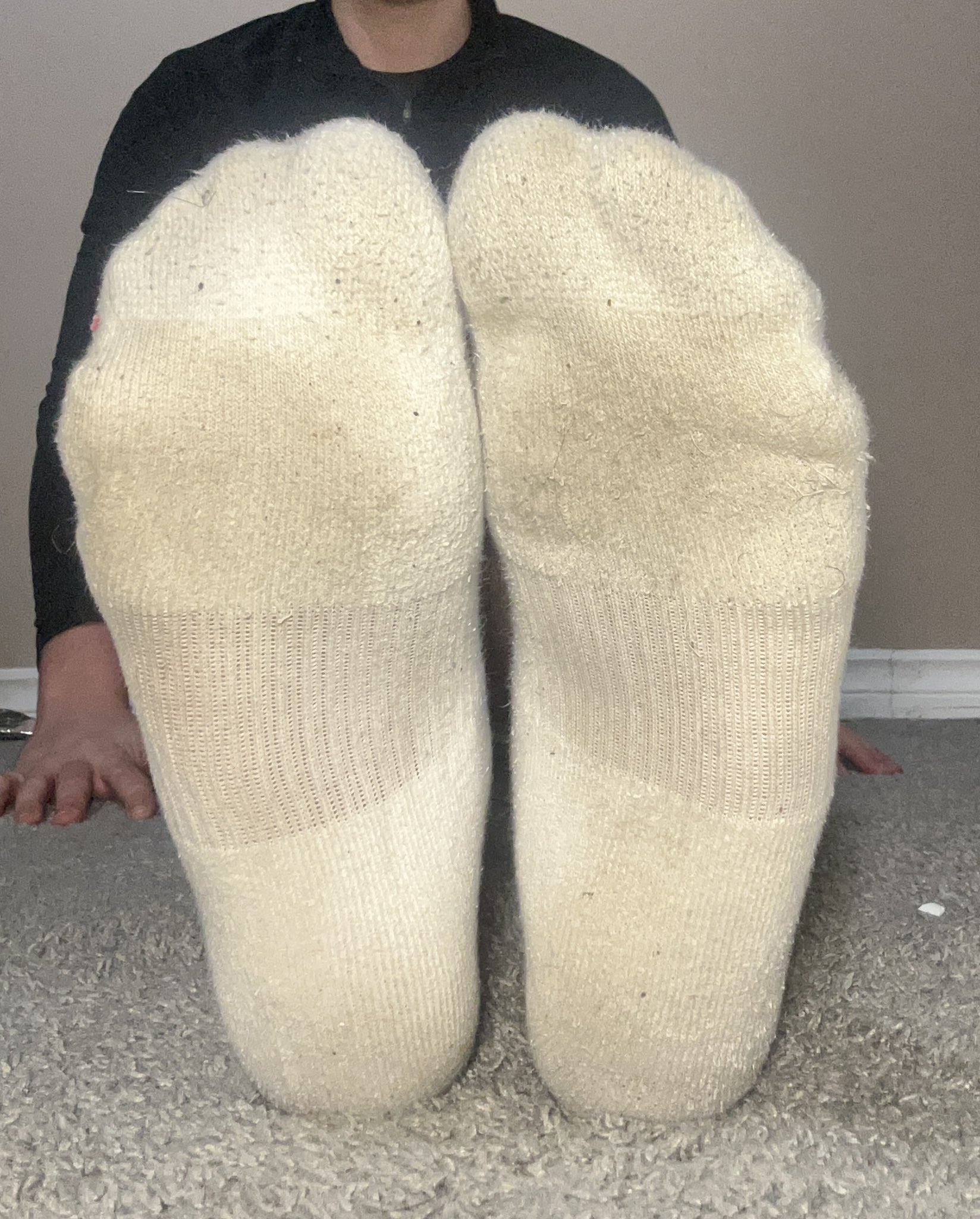 Can someone please take off my socks? My bare soles are getting sweaty… #findom #sweatyfeet #alpha #cashmaster 