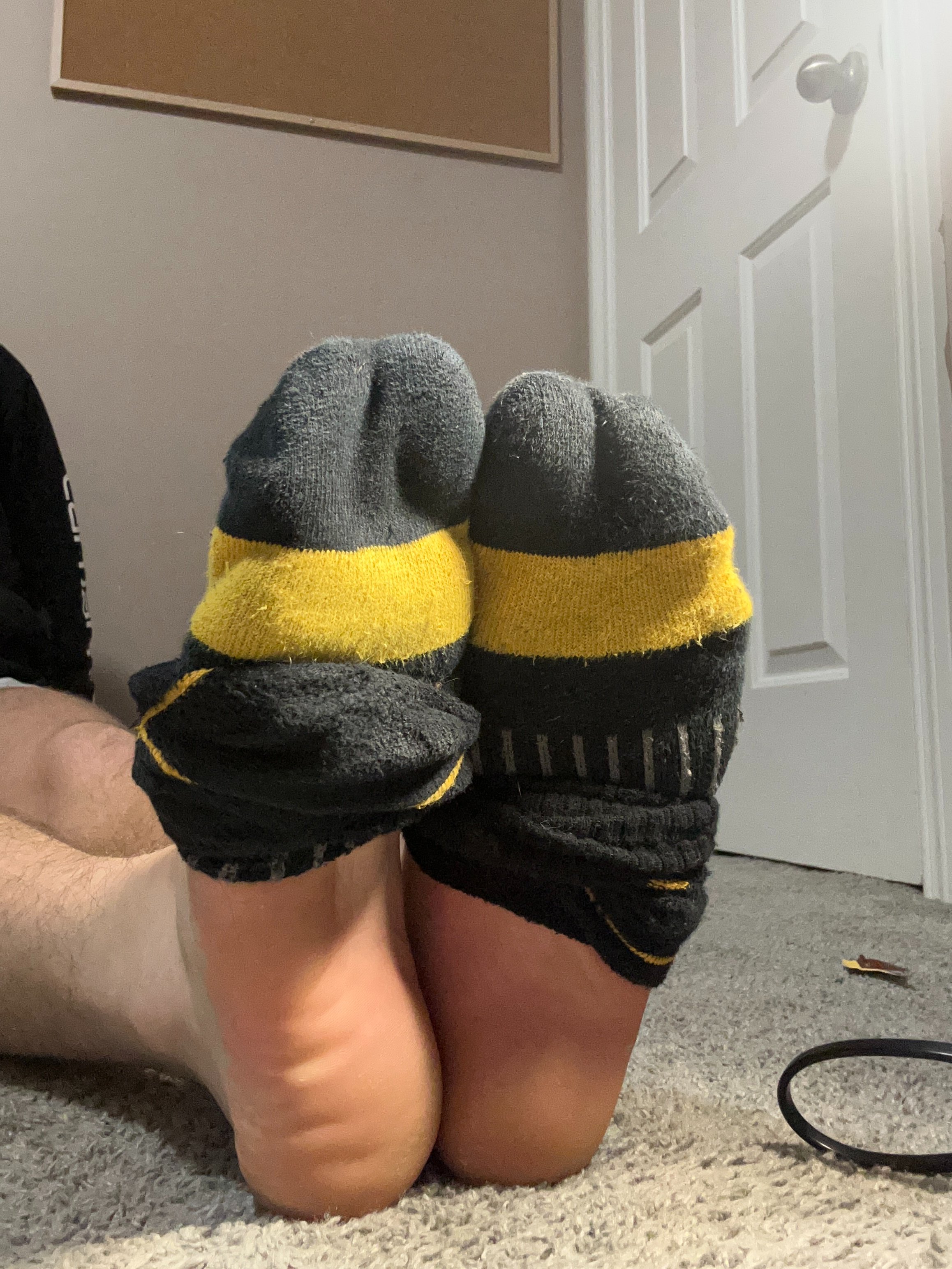 Why should I give foot freaks with tiny wallets the same experience as my good boys? Prove you're a good boy with a silent send then DM me for a surprise. 