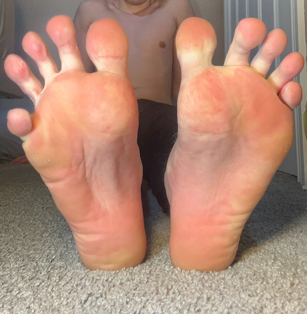 Imagine being so addicted to 19-year-old jock feet that you can’t even focus at work. You really can’t wait until you get home to stare and worship? Pathetic. 
