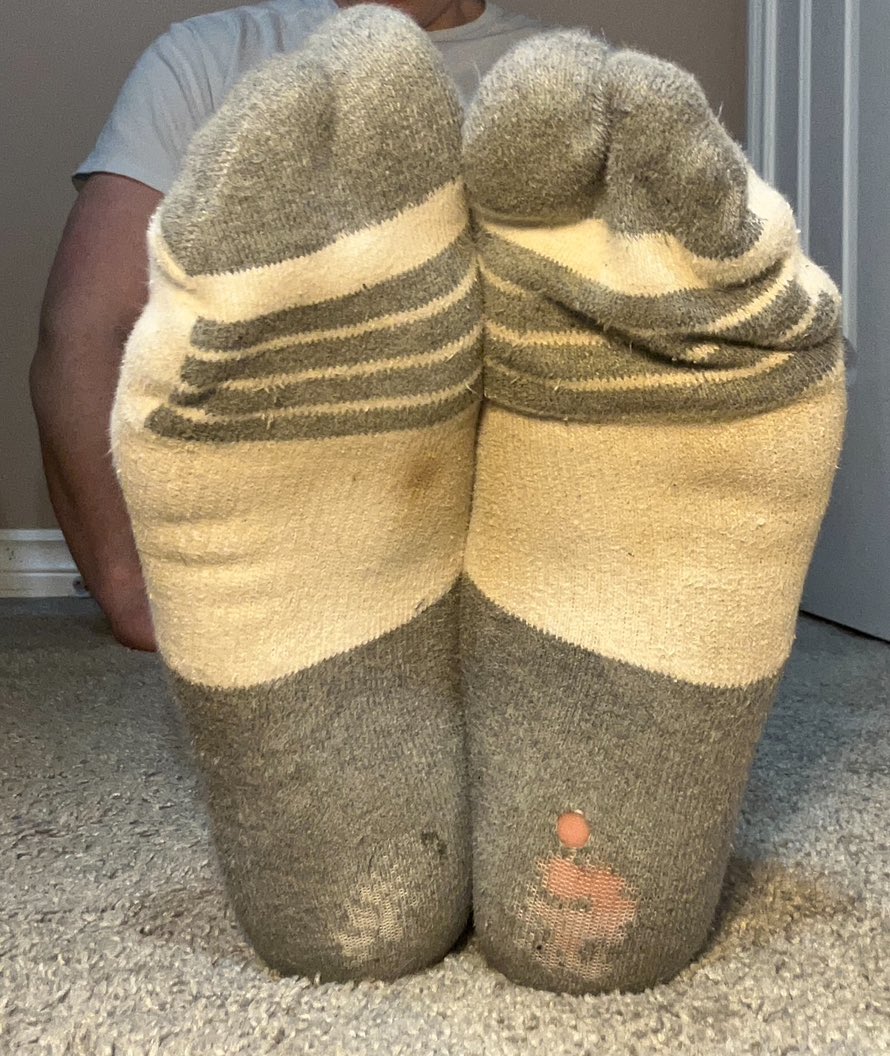 You love the stench of my workout socks. 19 year old feet smell the best Get in my DMs and start serving #cashmaster #findom #alpha #feet 