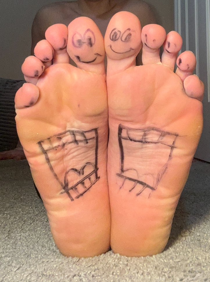 Imagine jerking off to a 19 year olds feet, and getting laughed at by smiley faces on his toes. So pathetic. #findom #cashmaster #alpha 