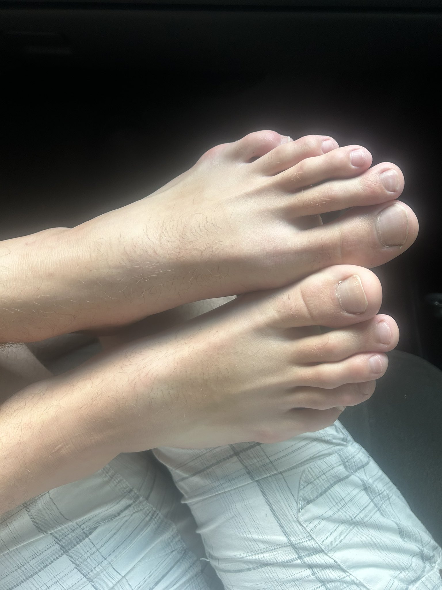 On a meet with a foot pig. Want a video? DM me your requests for the next hour or get sock blocked. #cashmaster #findom #malefeet #boyfeet #feet 