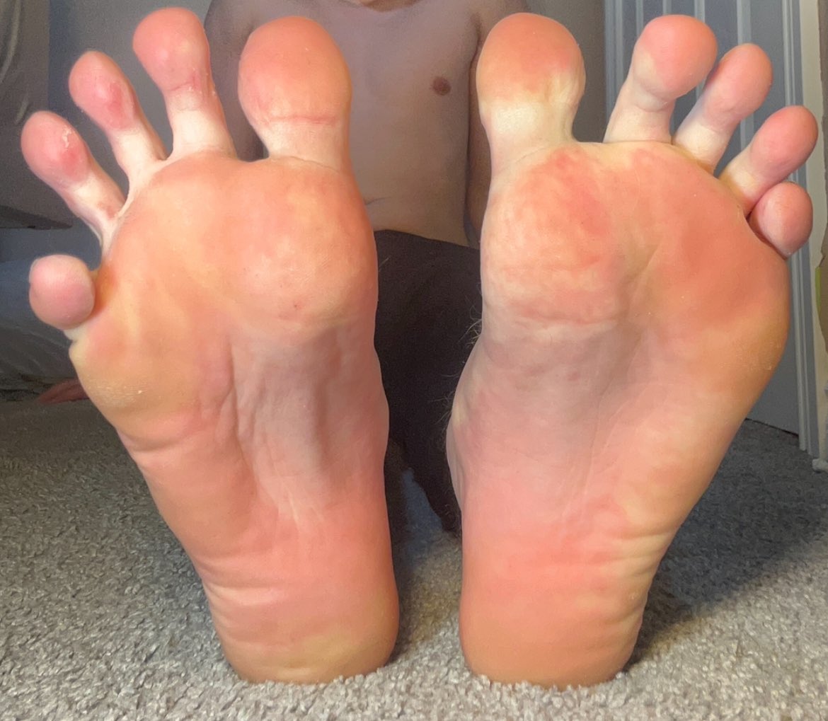 It’s okay bro, stare at my giant feet while you’re at work and make sure you get caught. Everyone should know about your foot fetish😈 Get in my DMs 