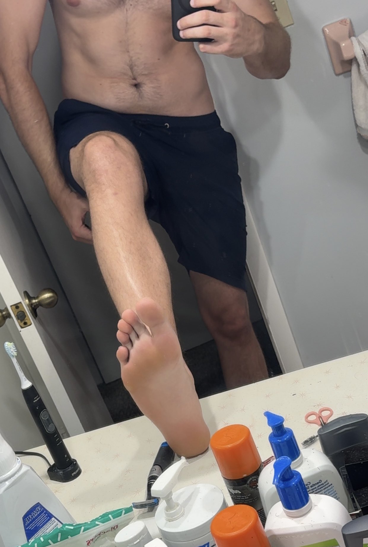 how do we like the mirror pic with my soles in perfect view? 🤭