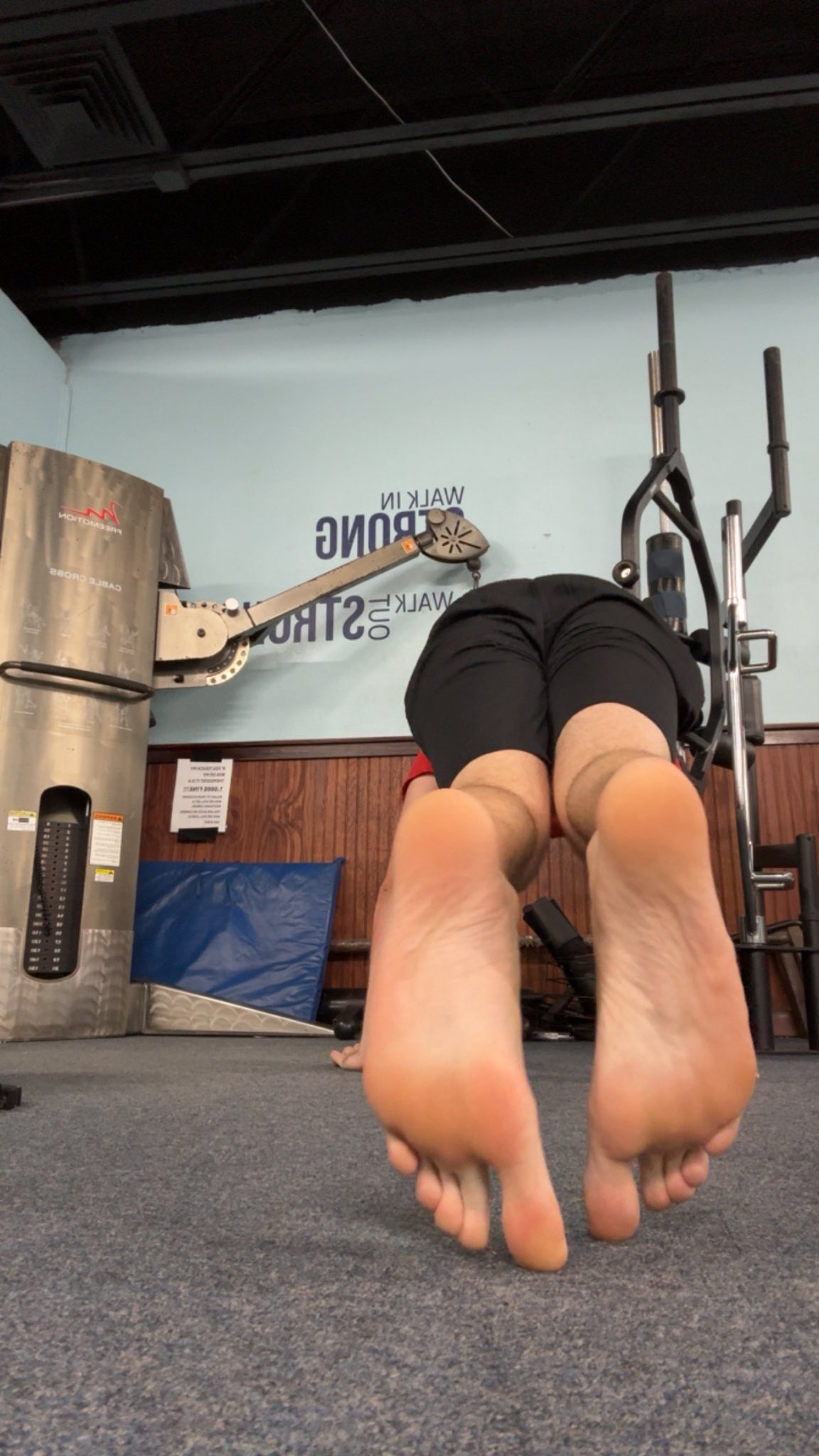 tried a new pose at the gym, what do we think about the soles POV from behind? 🦶😌