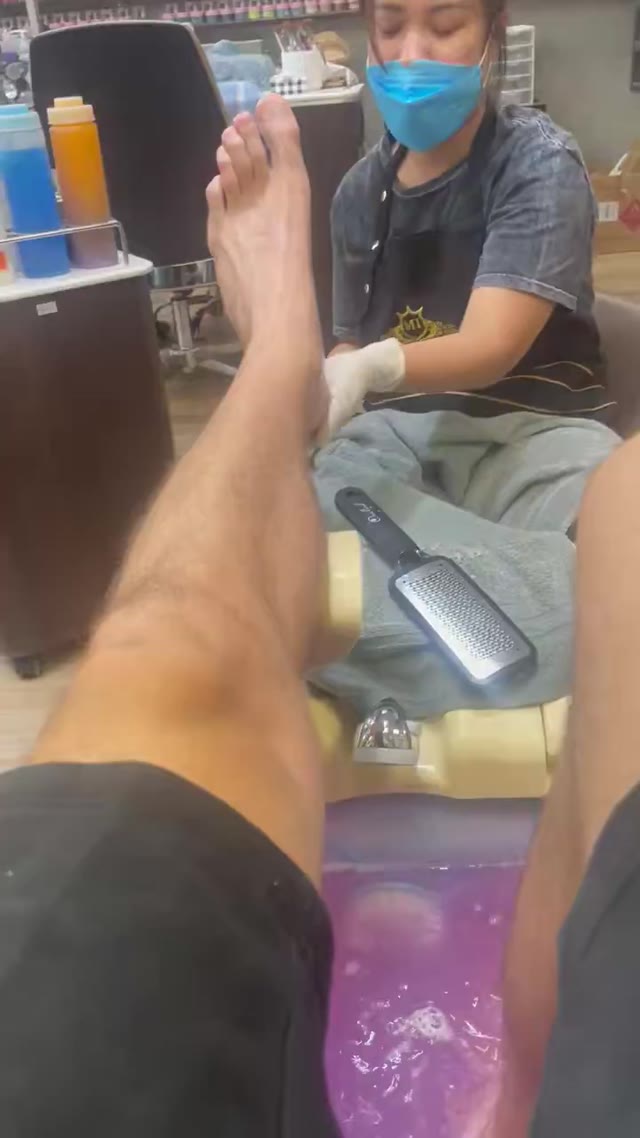 thank you everyone who is following - here are my size 18 dawgs getting washed & massaged at a nail salon 🤭🦶