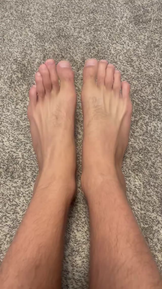 good morning from these enormous feet & wiggling toes 🦶😌