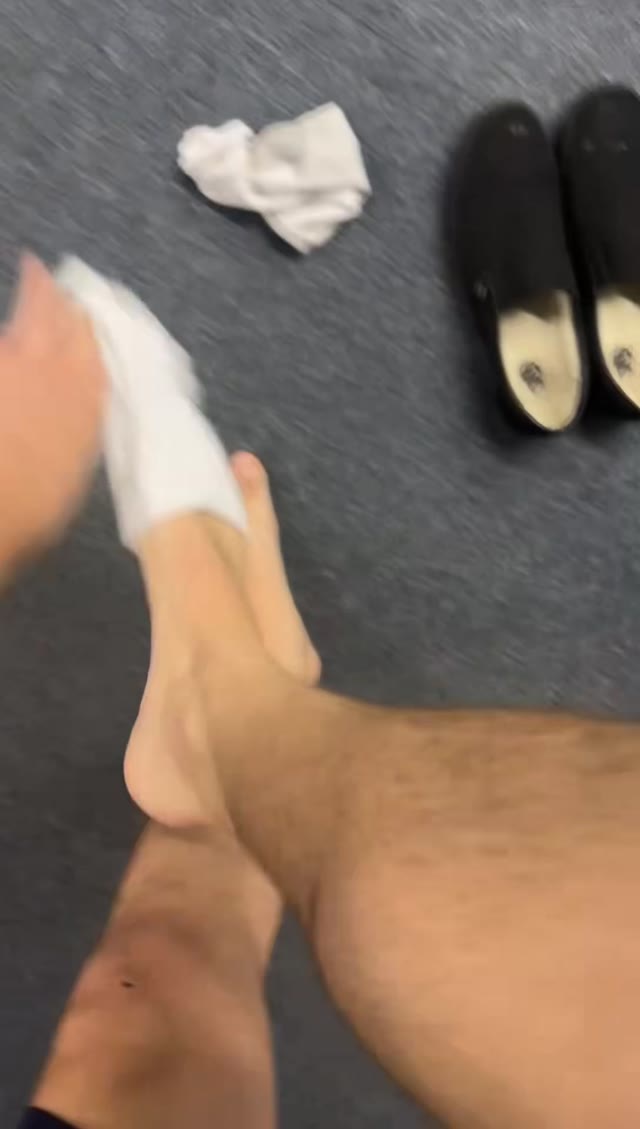 Stripping off my sweaty socks to go barefoot & stink up my local gym 🦶😌