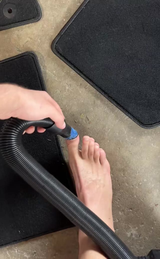 ever thought you’d see size 18 toes getting sucked by a vacuum cleaner? 🤭🦶