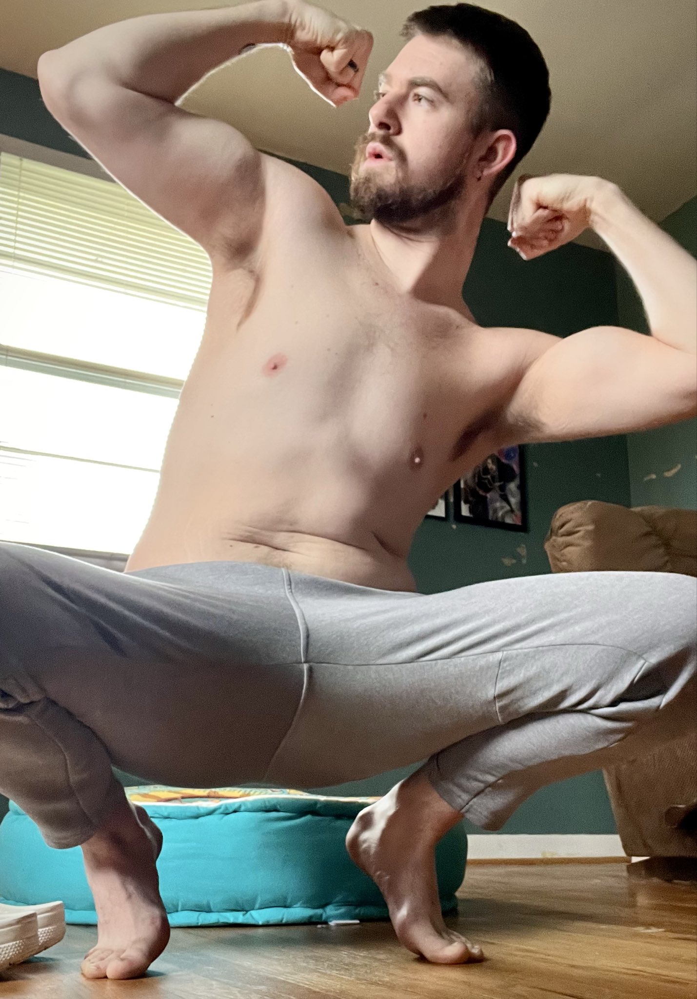 Look up at me and remember: you can’t afford what you’re begging for. 💪🏻  #PaySouthern #paysocks #losercash #dontbeg #iDontDoNice #payToSpeak #ownerenergy #notfree #betteroffscrolling @Littlehomo123 @AlphaMaleWorld1 @alpha_amplifier