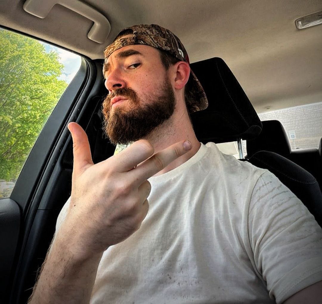 Vacation now. Your money later, loser 💪  #findom #paypig #walletdrain #alphamale #loserboy