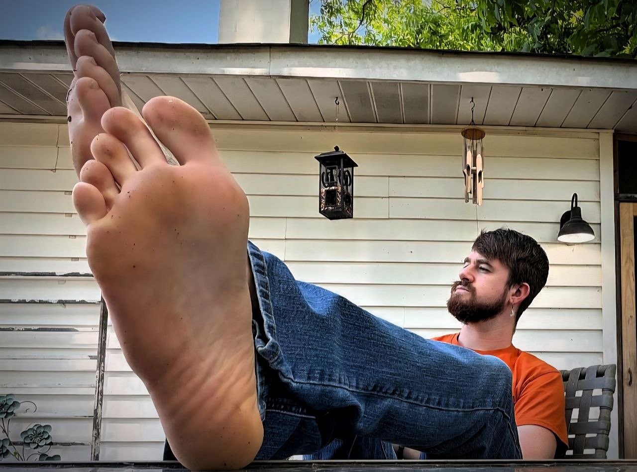 Master's on vacation. I expect it to be fully reimbursed by the time I'm back! 🤑💰  #Findom #Cashmaster #SockWorship #SweatyFeet #PayPig #AlphaFeet #musclegod #alphagod