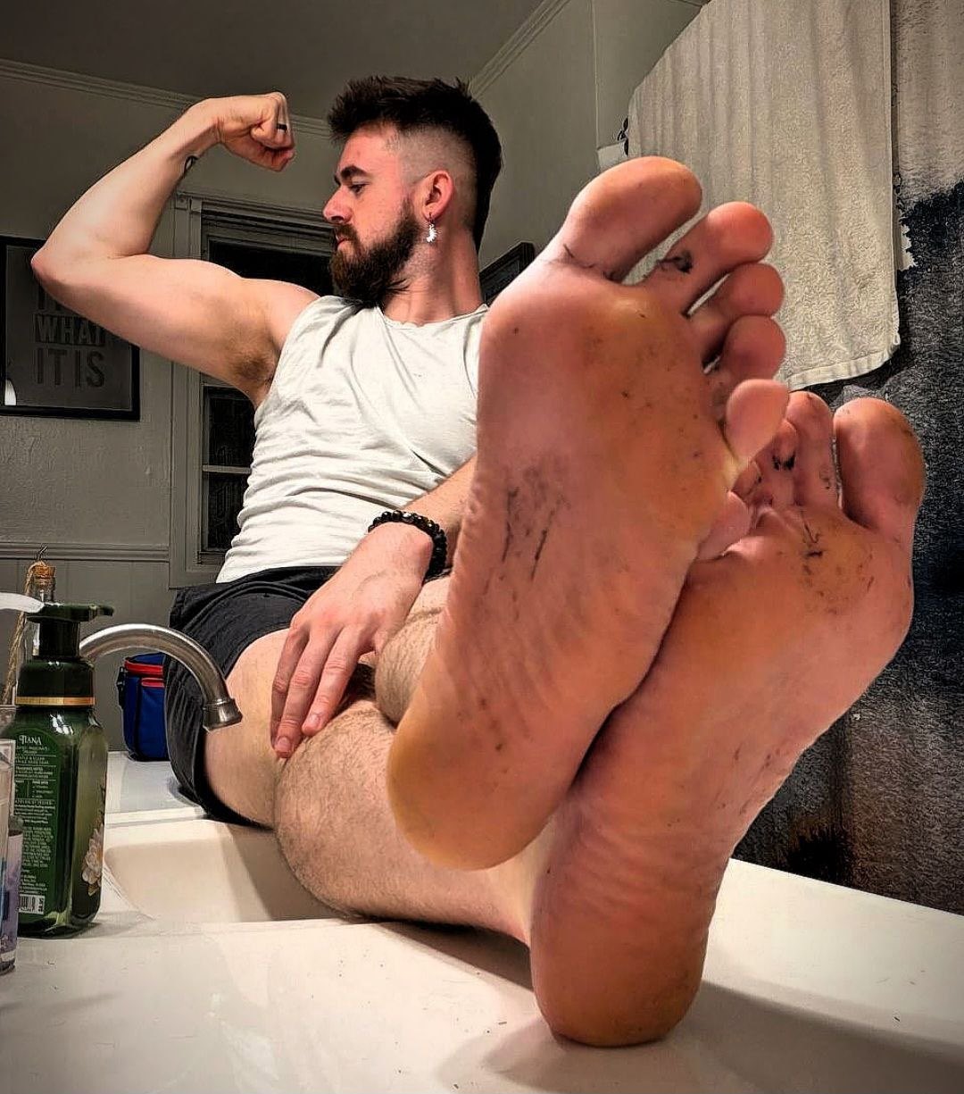 Look here, foot freak! It's your dinner! Straight from my socks and my feet to you! 🤣🧦🖕  #Findom #Cashmaster #SockWorship #SweatyFeet #PayPig #AlphaFeet #musclegod #alphagod