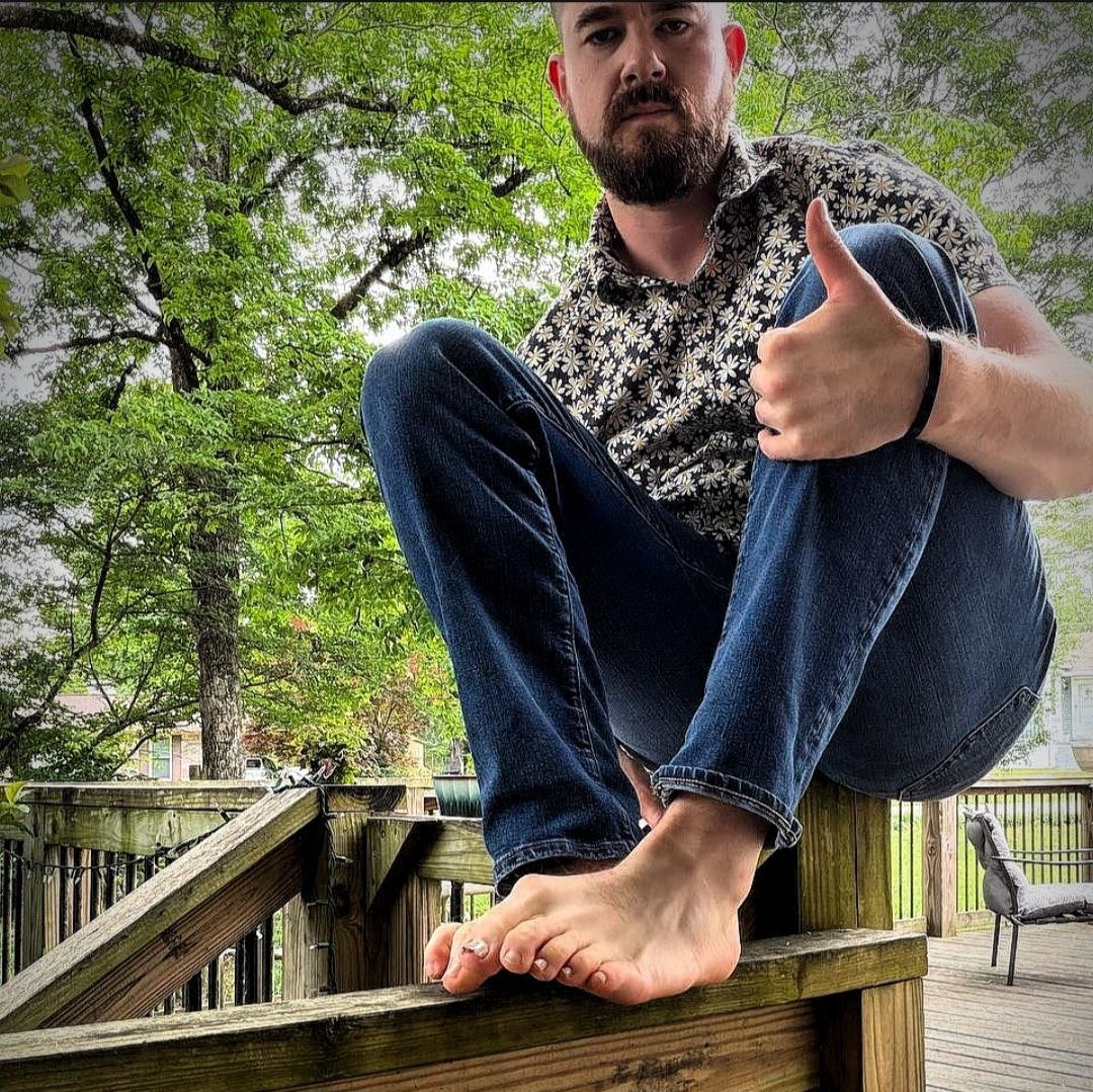 Imagine this railing is your face! Now thank me with your cash! 🤑💰🖕  #Findom #Cashmaster #SockWorship #SweatyFeet #PayPig #AlphaFeet #musclegod #alphagod