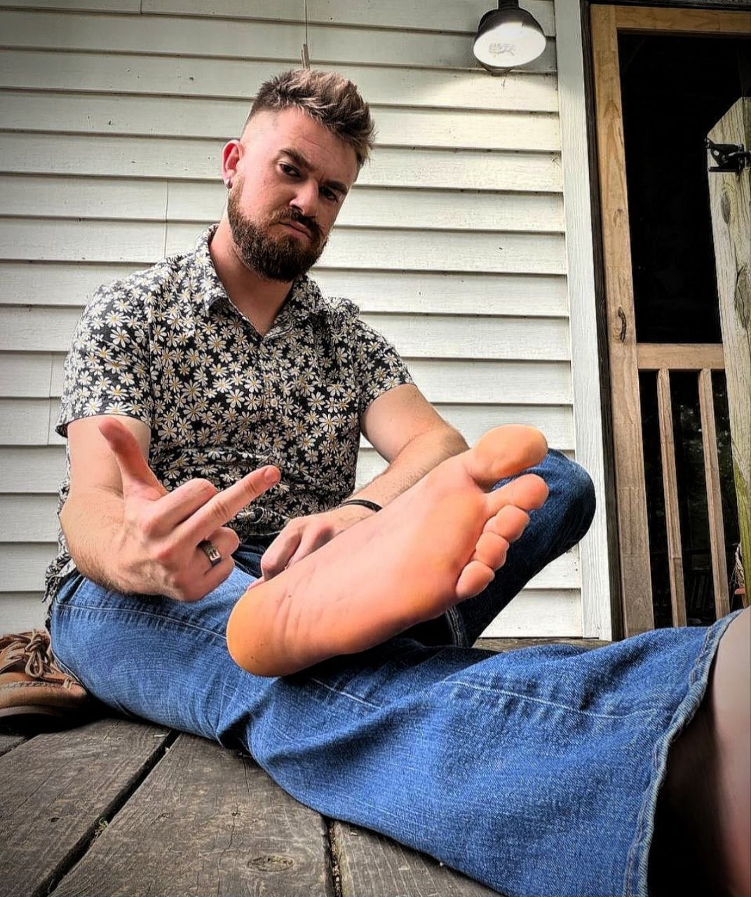 Look at how perfect my sole is! Grovel and kneel you pathetic little worm! 💪😏  #Findom #Cashmaster #SockWorship #SweatyFeet #PayPig #AlphaFeet #musclegod #alphagod