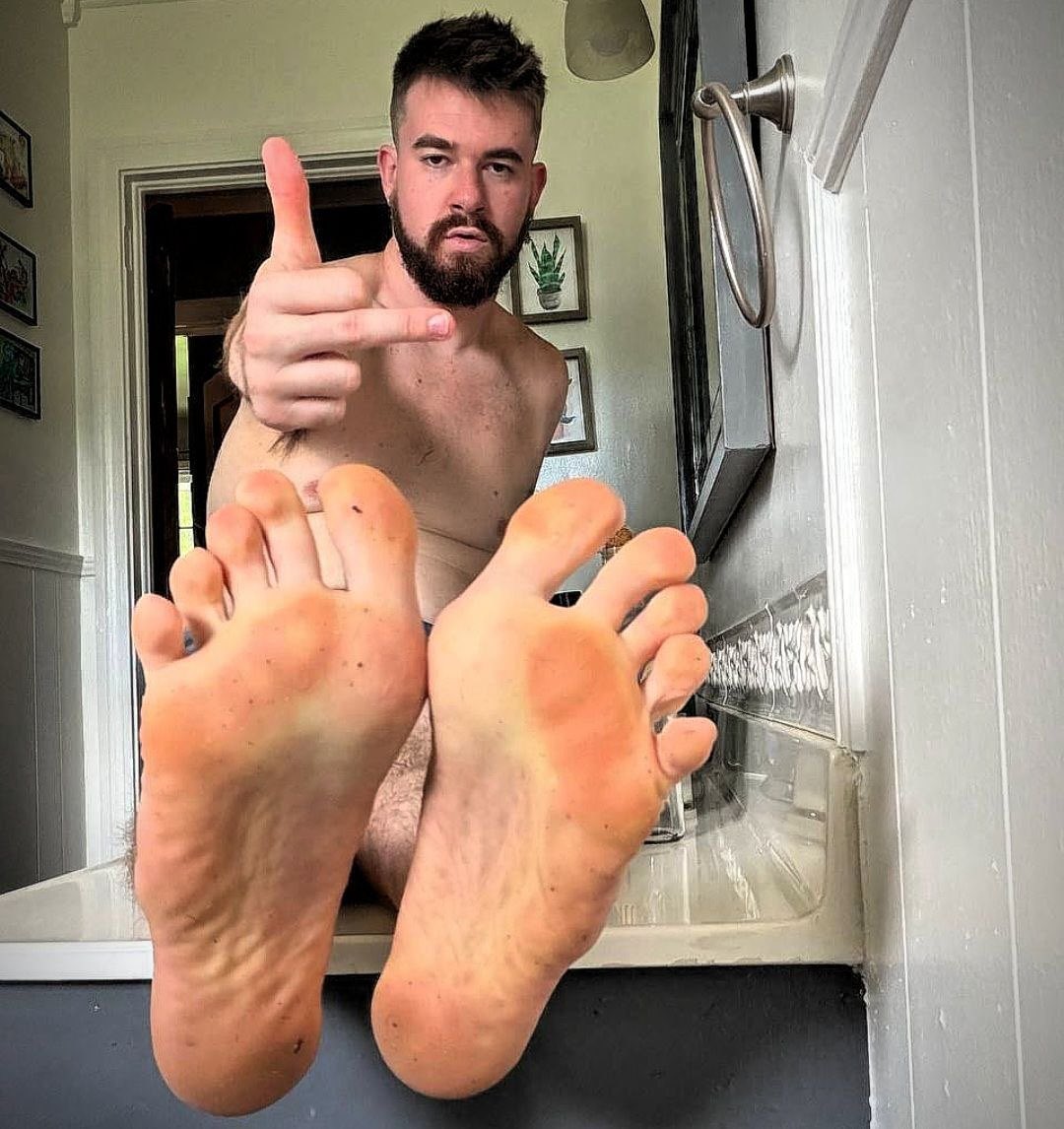Screw you, pay me. Follow your orders, loser! 🤣🖕💵  #Findom #Cashmaster #SockWorship #SweatyFeet #PayPig #AlphaFeet #musclegod #alphagod