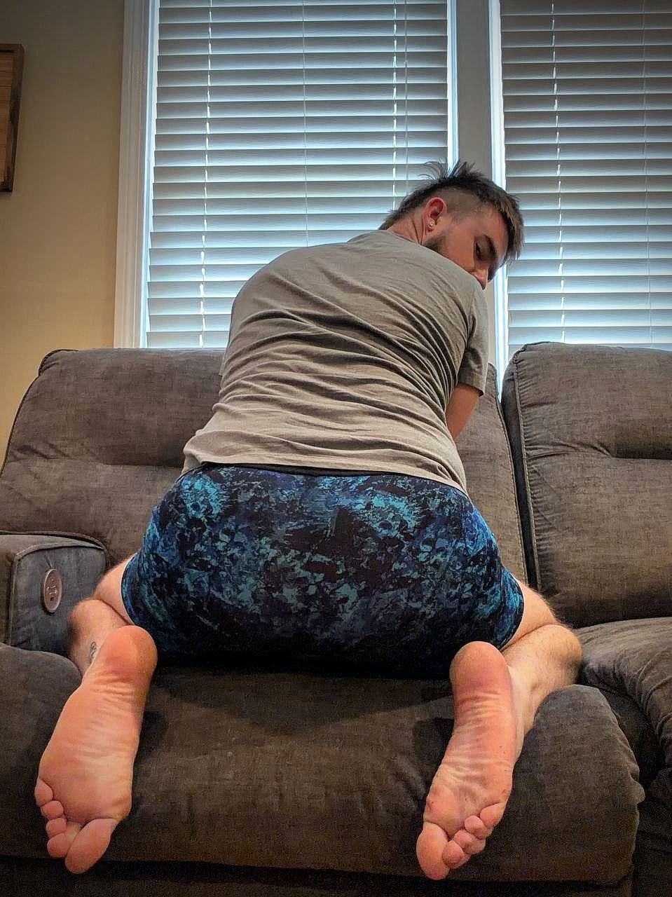 Show me how bad you enjoy this view, ass pig! 🐷🏧  #Findom #Cashmaster #AssWorship #SweatyFeet #PayPig #AlphaFeet #AlphaAss #musclegod #alphagod