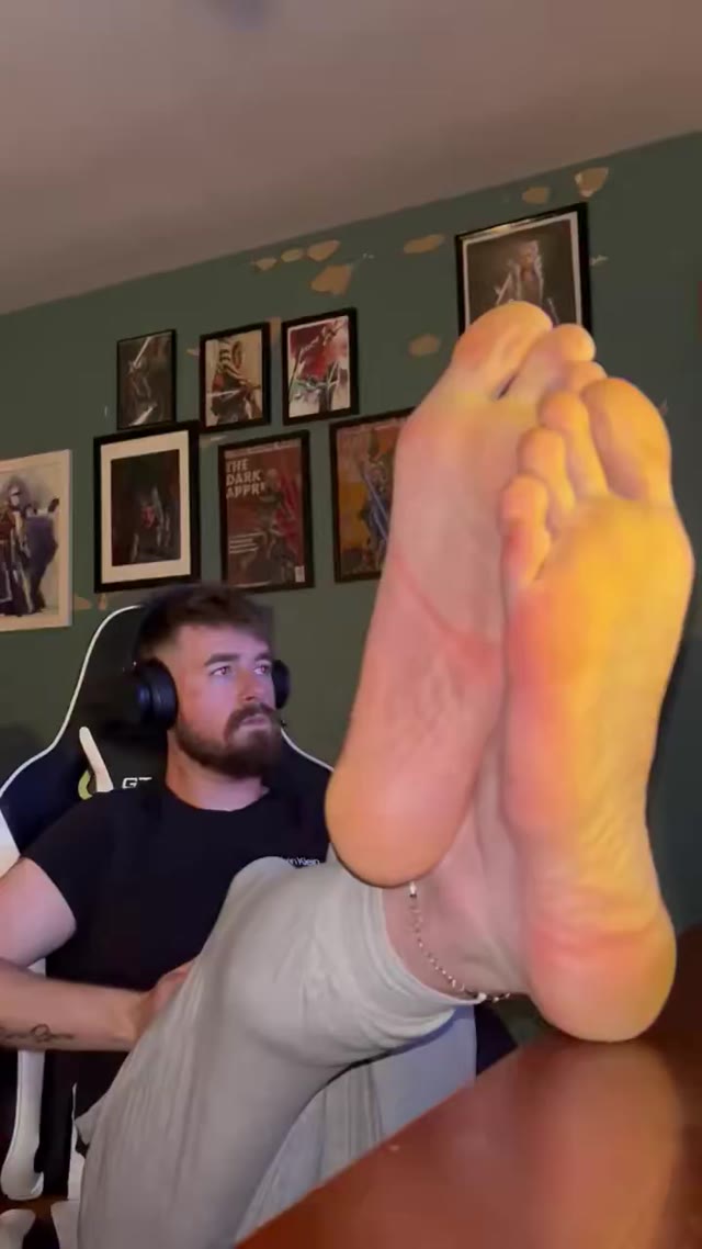I game! You gaze and pay for the privilege. What could be a better game then sending all your money for my toes? #alphapeyton   #cowboypayton   #gamersoles   #paytoplay   #feetonthecontroller   #finDom   #walletdrain   #paypigpenance