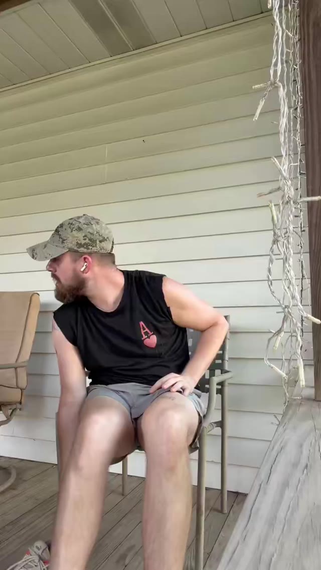 southern boys grow up learning ‘yes sir’ but you? you’re just here to wire money when I snap my fingers. don’t mix that up again s!$$y. #findom #paypig #finndom #cashcow #walletslave #moneyslave #southernalpha #feetfinndom