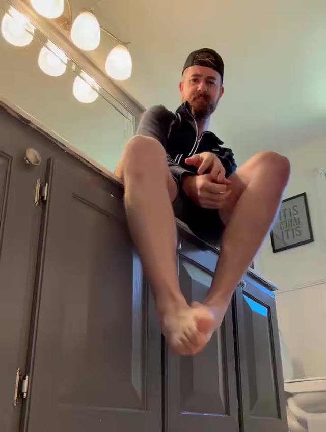 you stupid pathetic loser… you really thought breathing my air was free? #alphasoles #southernalpha #cruelalpha #findom #paypig #loserpaypig #footloser #moneyslave #cashslave #feetworship #footfetish #malefeet #runnerfeet #sockfetish #humiliation #degrad