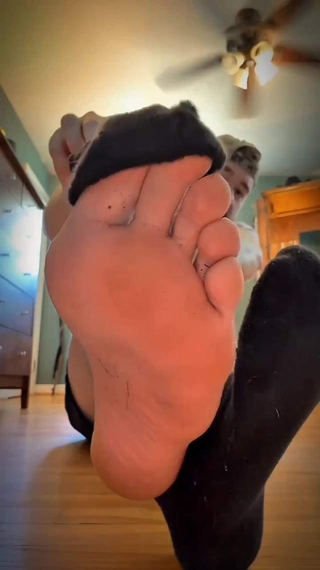 Thought I wouldn't catch you smelling my old sweaty socks? Think again, loser! 🤣🖕🧦  Pay me for the full video. 5 minutes long in the DMs. 😏💰  #Findom #Cashmaster #SockWorship #SweatyFeet #PayPig #AlphaFeet #musclegod #alphagod