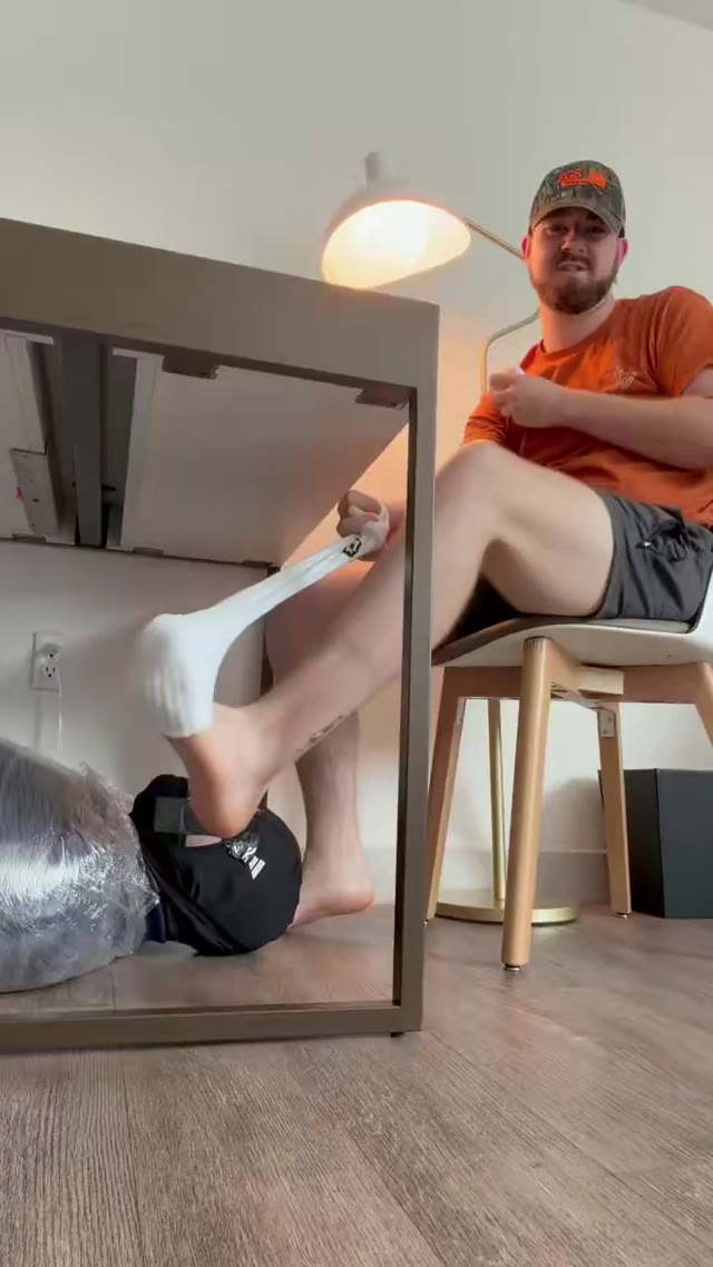 no escape. kneel and pay. 💪🏻🖕🏻Full video in my Dm.  #alphapeyton #maledom #grippyofs #sockloser #paypig #walletdrain #noescape #alphasoles