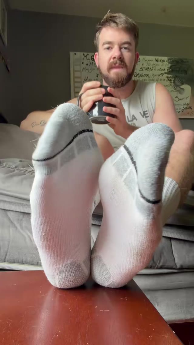 Lick in between every toe and fry your piggy brain. Take that tongue out your mouth and pay me for the right to taste it. #paypig #findom #payme #walletdrain #cashslave #maledom #sockworship #alphapeyton #payupbitch #debttoy