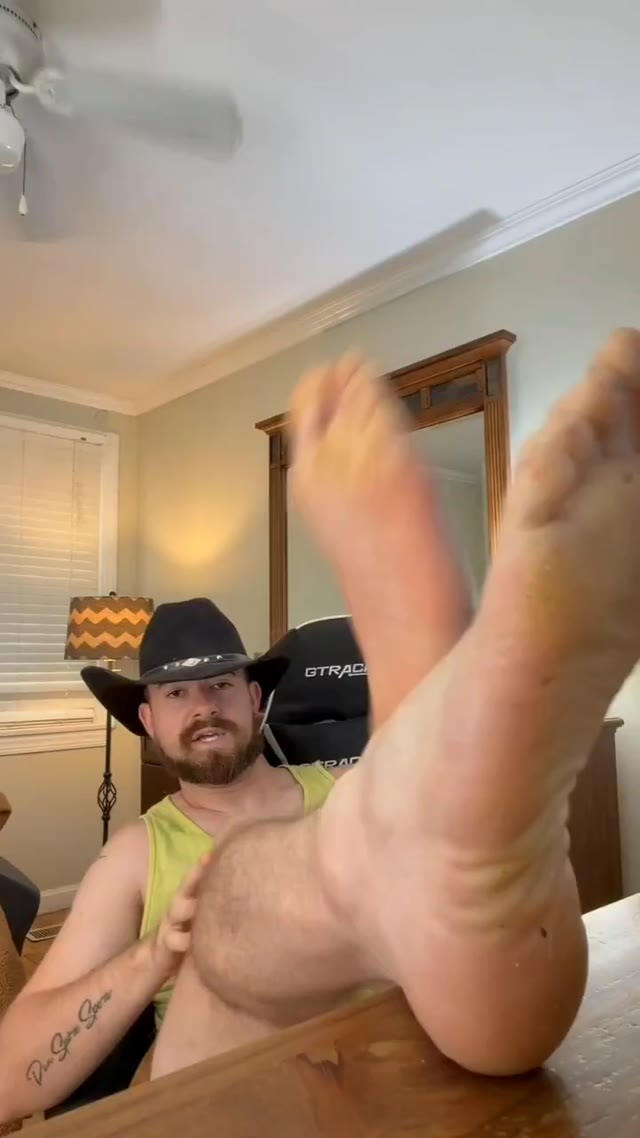 Which on of you f@gs wanted to be drained by my big fucking feet? That's right. All of you! 😏👣full custom in my DMs.  #Findom #Cashmaster #SockWorship #SweatyFeet #PayPig #AlphaFeet #musclegod #alphagod